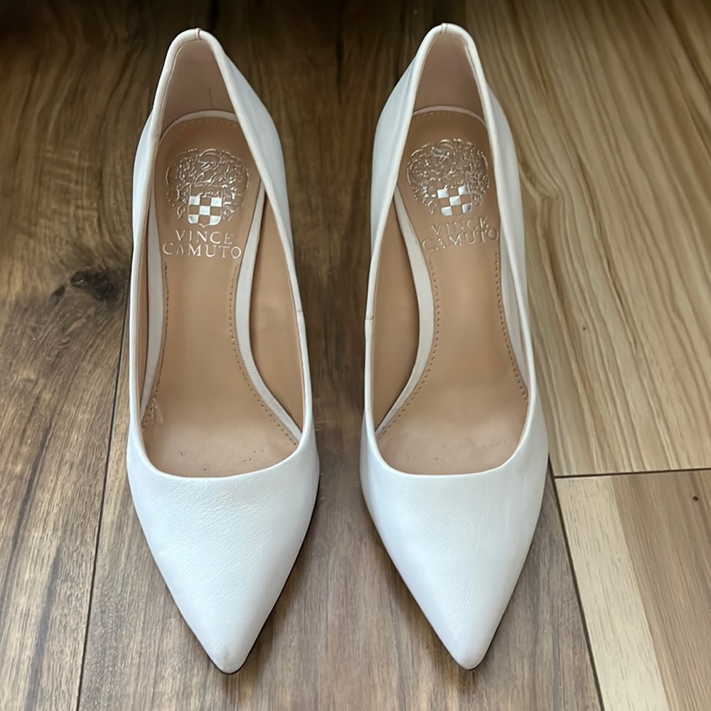 Vince Camuto white size 5. Excellent condition